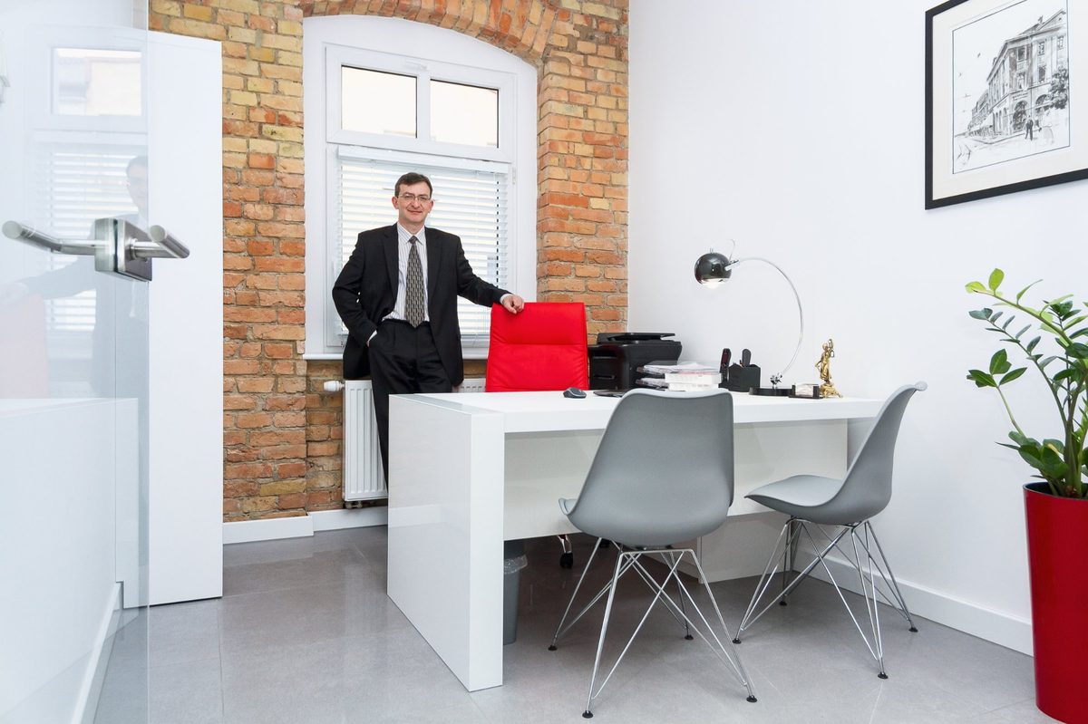 adw. Bogdan Rycharski w gabinecie